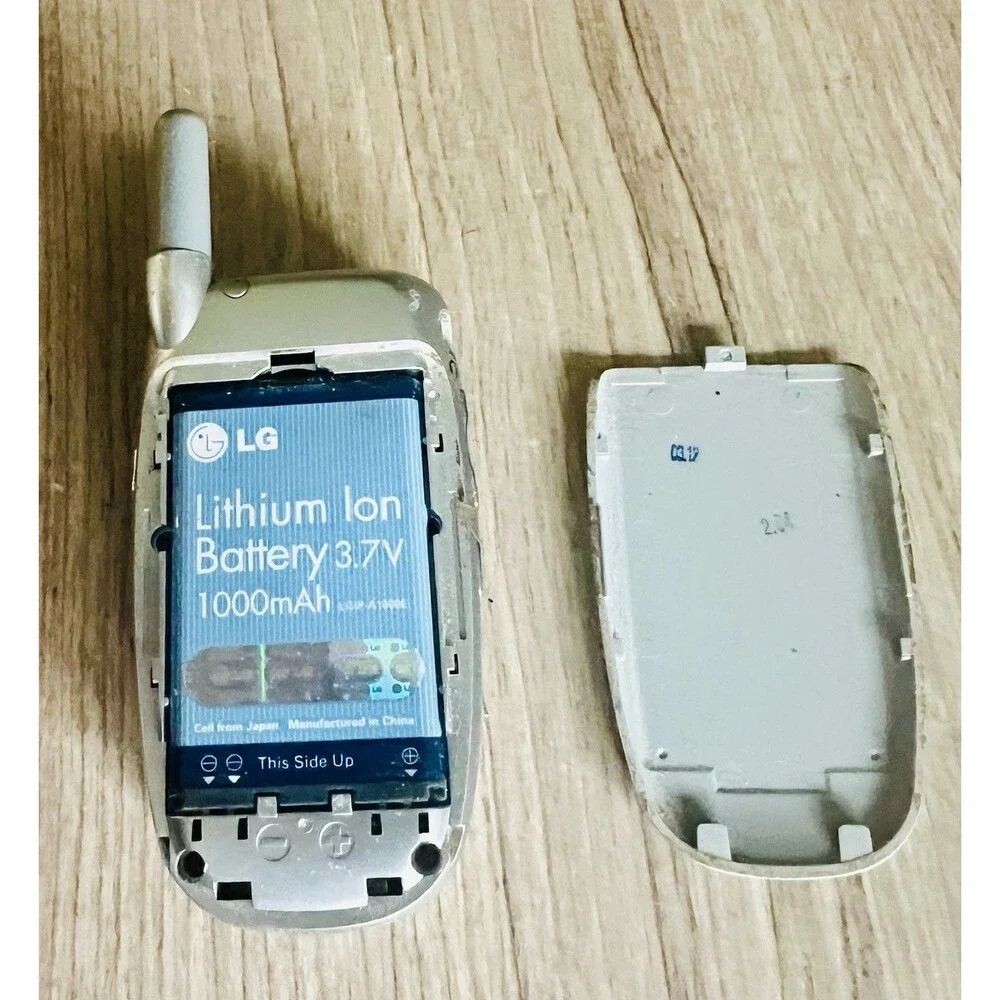Verizon Branded LG VX5200 Clamshell Flip Phone Battery Silver and Blue Untested